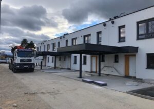 Musterhausanlage mit Metallcarports und HORVATH-LKW in Lanzenkirchen